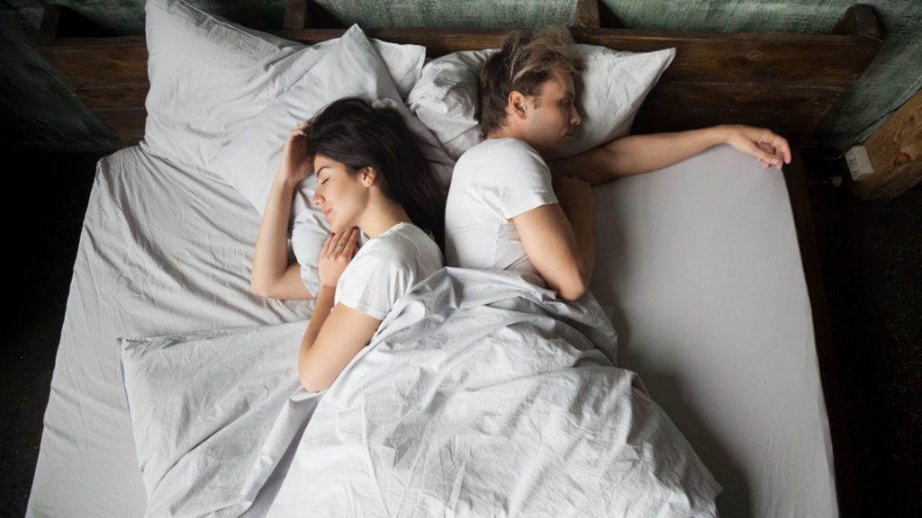 Dein Mann macht sich nachts breit? Dieses Bett kann eure Beziehung retten