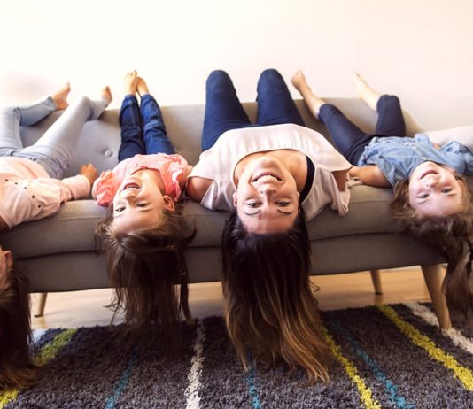 Familie auf dem Sofa