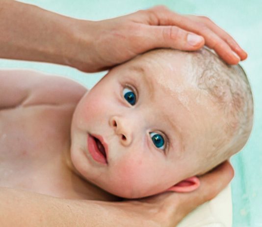 Natürliche Babypflege: Kind wird gebadet.