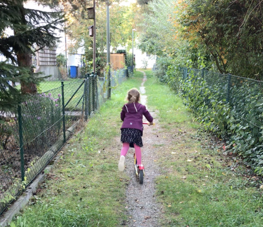 Mädchen fährt mit einem Roller