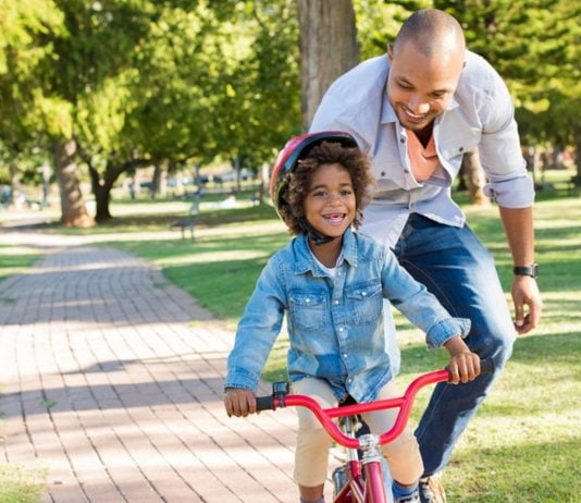 Beachtet man ein paar Dinge, können Kinder schnell Fahrradfahren lernen.