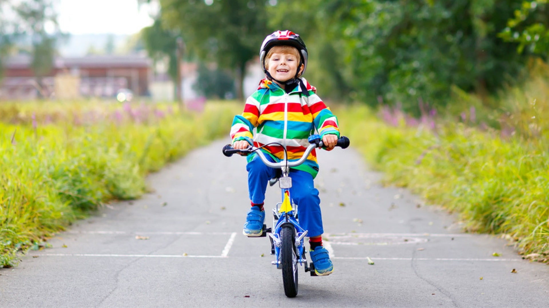 Es sollte viel Spaß mit im Spiel sein, wenn Kinder Fahrradfahren lernen.