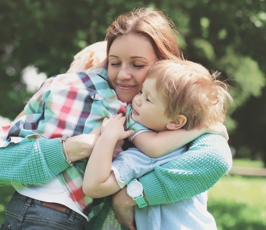 Mutter mit ihren Kindern