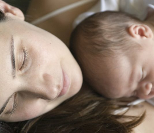 Kuschelzeit: Baby schläft auf Mamas Bauch