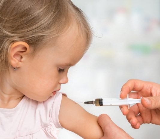 Impfplicht: Kleinkind wird gegen Masern geimpft