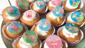 Die Muffins mit Cupcake-Topper aus Essepapier passen perfekt zum Peppa Wutz Geburtstag.