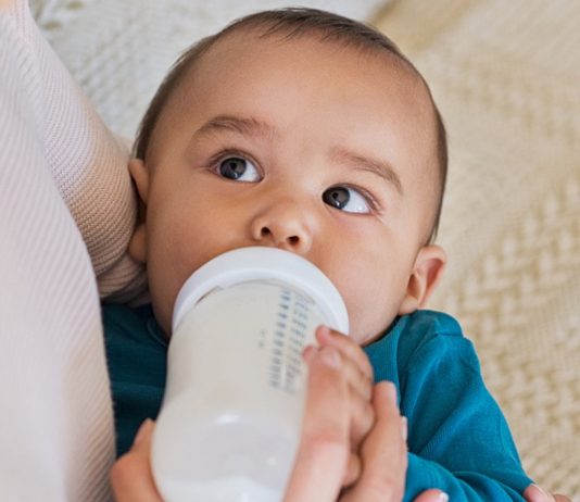 Baby wird mit Pre-Nahrung gefüttert