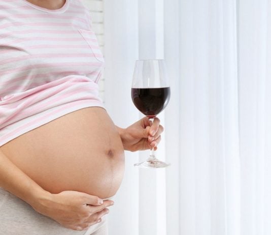 Schwangerschaft geringe Mengen Alkohol: Schwangere mit Weinglas