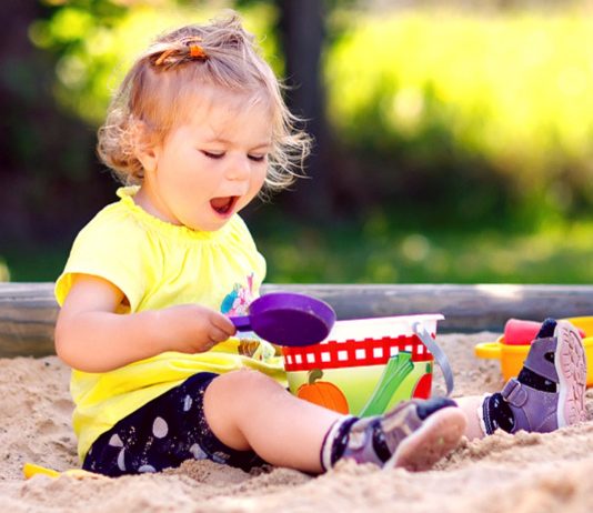 Kind auf dem Spielplatz