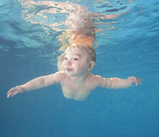 Nachdem Bode Millers Baby mit 19 Monaten ertrank, entschied sie sich bei ihrem zweiten Baby Sicherheitsmaßnahmen mit einem „Infant Swimming Resource’s Self-Rescue“ (ISR) zu treffen.