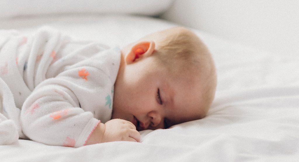 Bauchlage: Warum sie wichtig für dein Baby ist – und manchmal gefährlich!