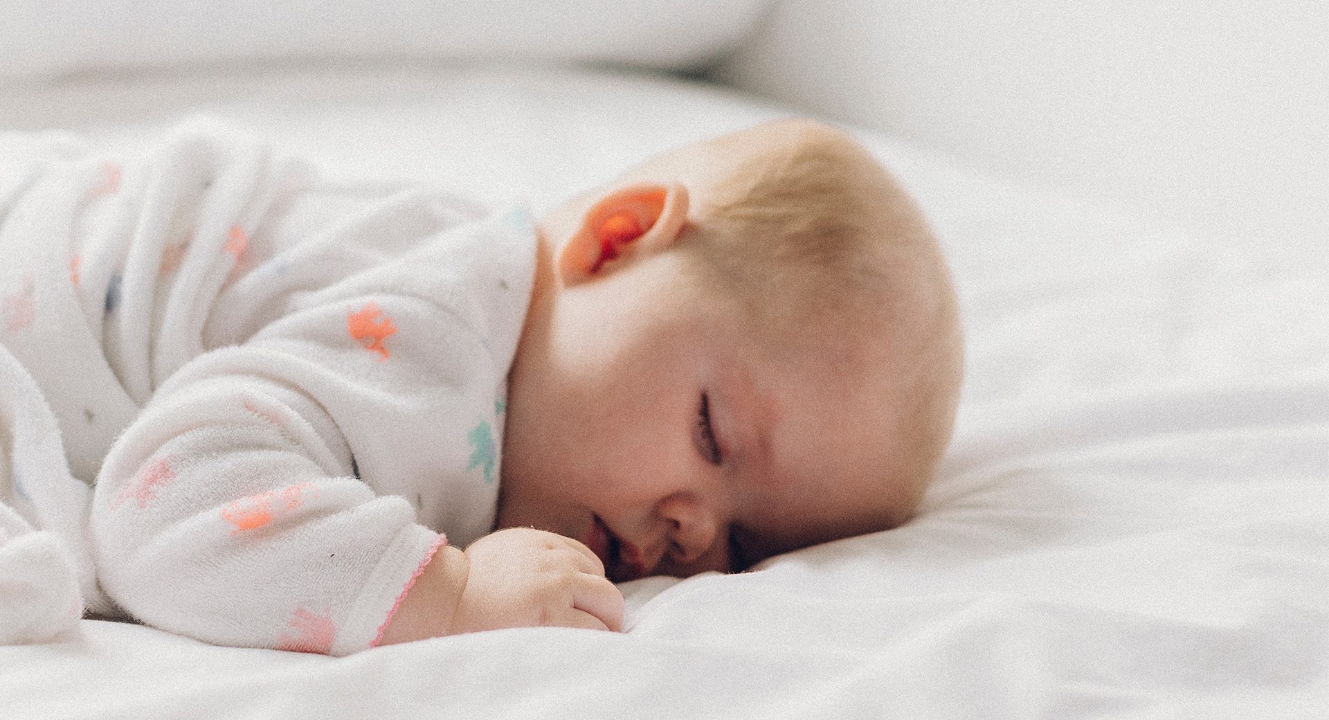 Das Baby-Keilkkissen erleichtert das Atmen und verhindert durch Anheben