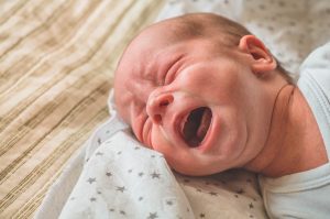 Baby weint - abgelehnte Vornamen können Kindern das Leben schwer machen