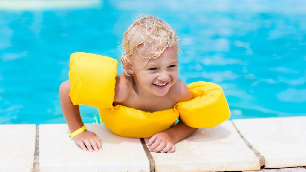 Schwimmhilfen für Babys und Kleinkinder: Welche ist sinnvoll?