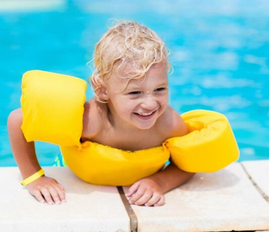 Sicher und praktisch –das müssen Schwimmhilfen für Babys und Kleinkinder sein.