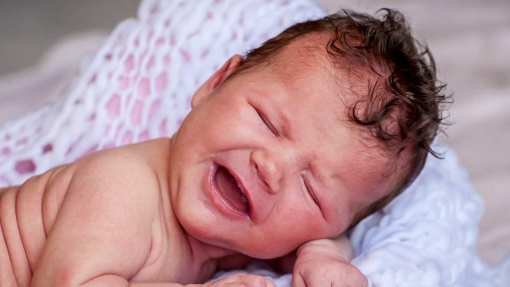 Baby weint im Schlaf – was tun? Alle Ursachen & Tipps