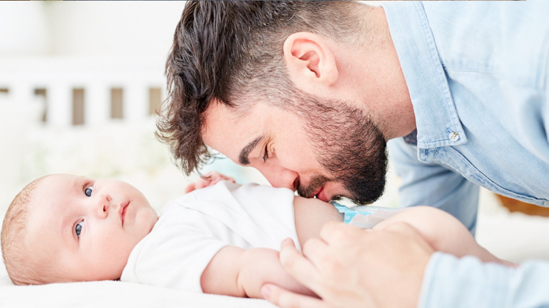 Schreistunden: Papa küsst Babys Blähungen weg
