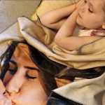 Kind mit Kuscheldecke von MeinFoto