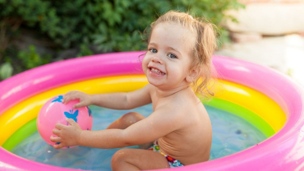 Planschbecken reinigen: Wie oft sollte ich das Wasser wechseln?