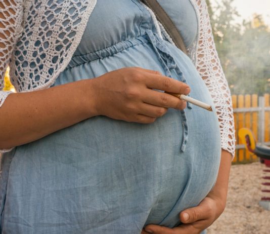 Rauchen in der Schwangerschaft: Mama mit Babybauch und Zigarette