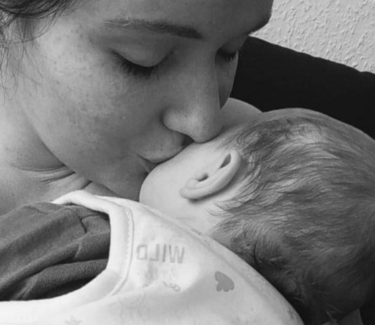 Unbemerkt schwanger: Mama mit ihrem Baby