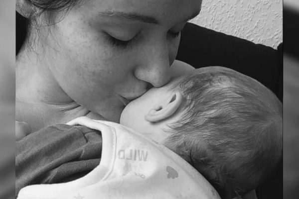 Unbemerkt schwanger: Mama mit ihrem Baby