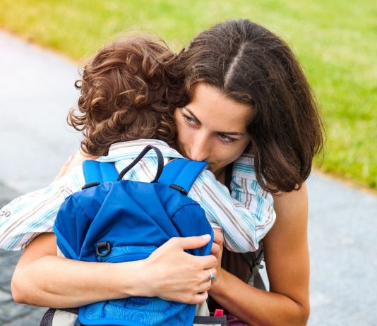 Alleinerziehende Mama umarmt ihren Sohn