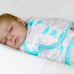 Baby im Pucktuch: Die Enge hilft gegen den Moro-Effekt