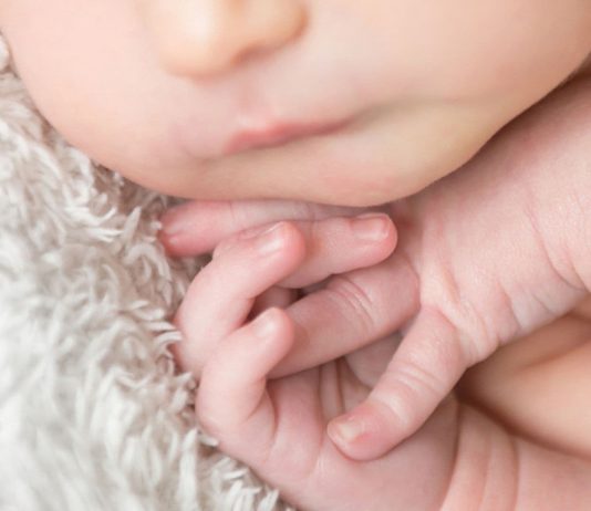 Viele Babys haben nachts kalte Hände - kein Grund zur Sorge