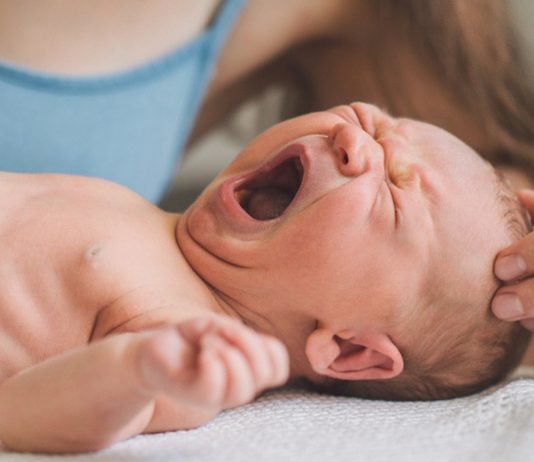 Ein Schlaftraining soll Baby, Kind und Eltern zu mehr Schlaf verhelfen. Aber ist es gut für das Baby?