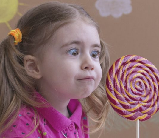 Überzuckerungs-Tag: Mädchen mit Lolly