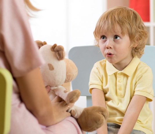 Kinder anlügen: Mutter spricht mit ihrem Sohn