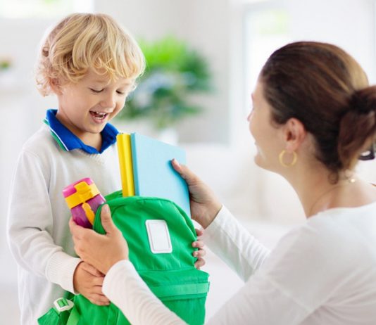 Organisation-Familie: Mama und Sohn packen Ranzen