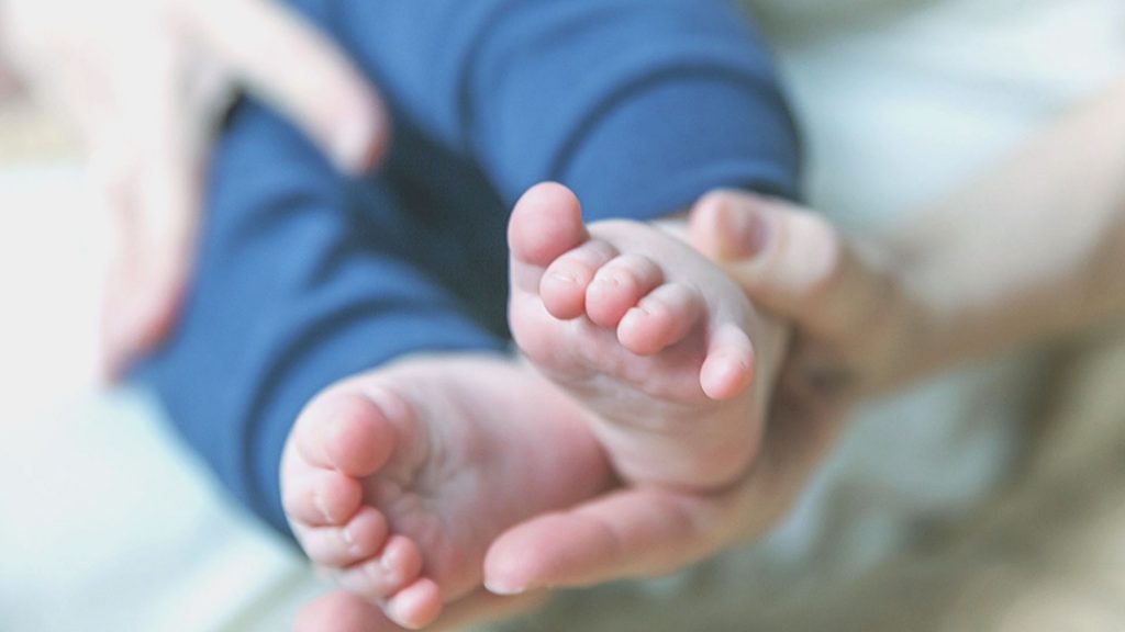 Blaue Hände und Füße beim Baby: Muss man damit zum Arzt?