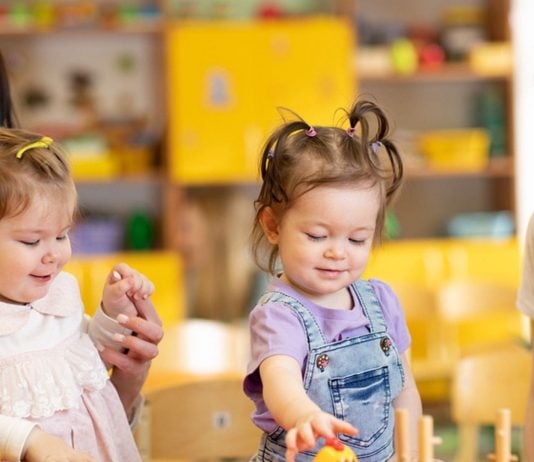 Kinder spielen zusammen: Bei der Eingewöhnung in der Kita kann ein Coaching helfen