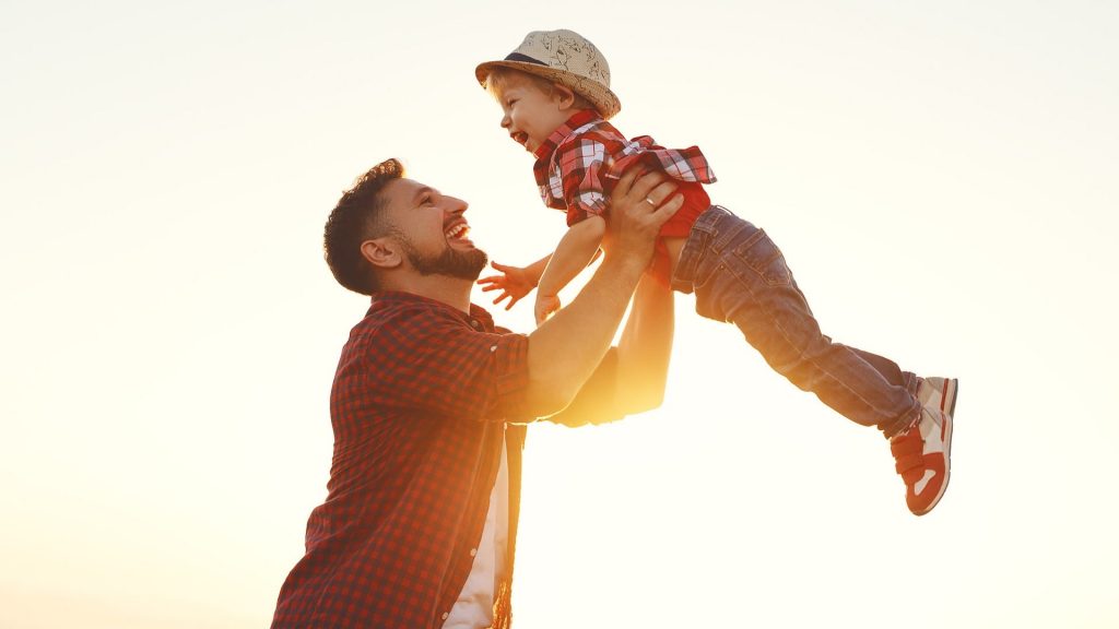 Kinder sind bei Vätern oft wilder und aufgedrehter – warum das (gut) so ist