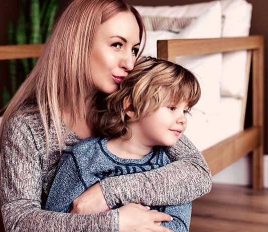 Mutter und Sohn kuscheln: Eine bedürfnisorientierte Erziehung berücksichtigt auch Mamas Bedürfnisse