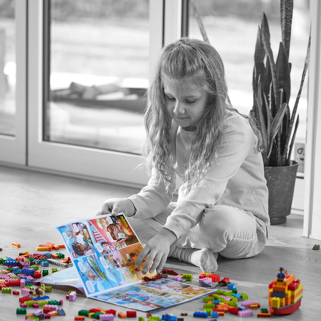 Mädchen liest LEGO Life Magazin