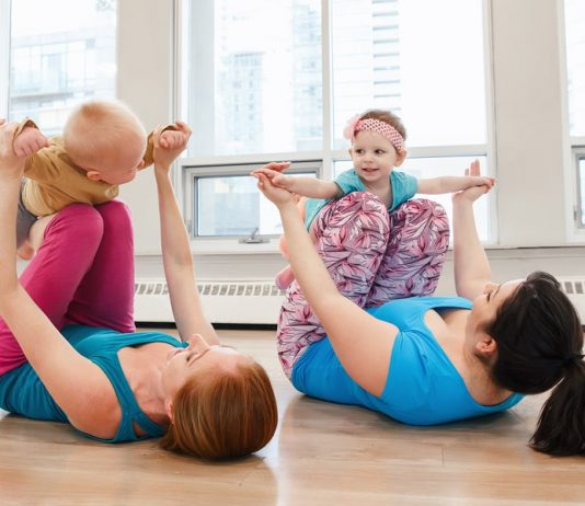 Mutter mit Mama-Freundin und ihren Kindern beim Sport