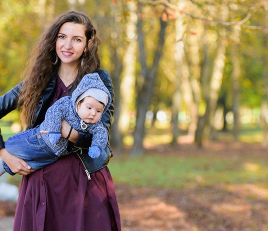 weniger-teenager-muetter: mama mit baby