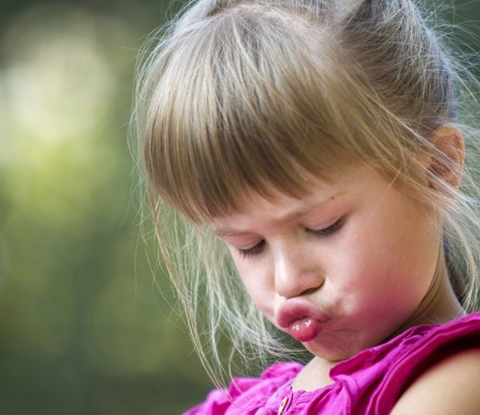 Wütende Kinder: Mädchen schmollt