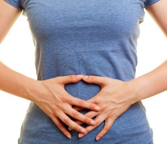 Diagnose Rektusdiastase: Frau hält sich den Bauch