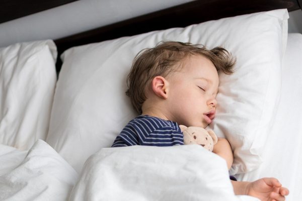 Die erste Erkältung beim Baby kann für viele Mamas und Papas ganz schön herausfordernd sein.