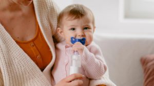 Inhalationsgerät von Omron mit Schnullermasken-Aufsatz