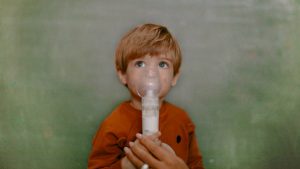 Kind mit Inhalationsgerät