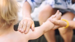 Kind eincremen mit Eucerin AtopiControl