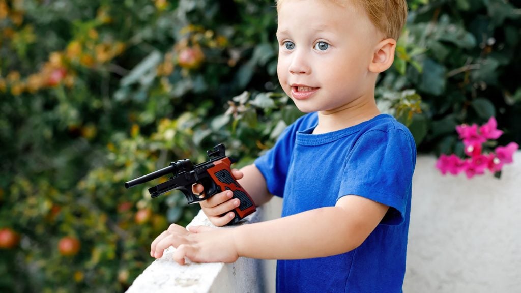 Spielzeugwaffen für Kinder: schädlich für die Entwicklung?