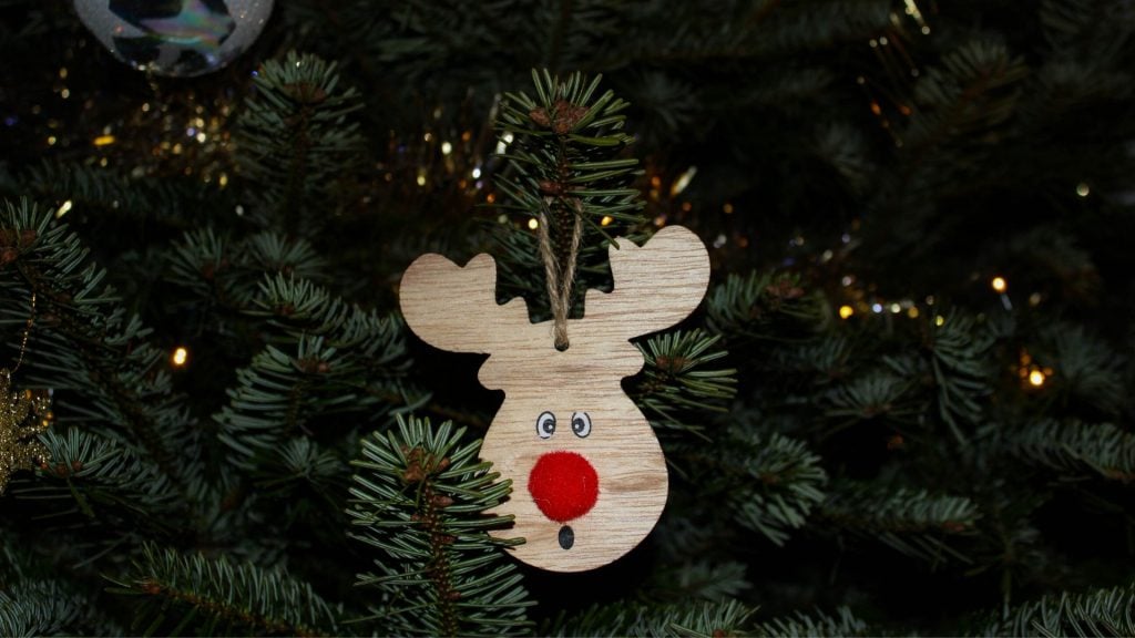 Weihnachtsbaum kindersicher dekorieren: Alle Tipps!