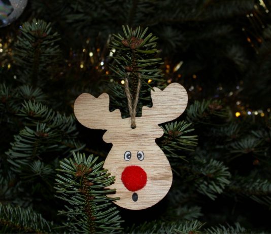 Weihnachtsbaum kindersicher: Anhänger aus Holz