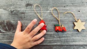 Weihnachtsbaum kindersicher: Anhänger aus Holz für den Tannenbaum